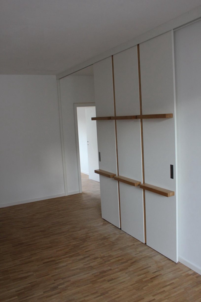 Schiebetür mit Ablagen